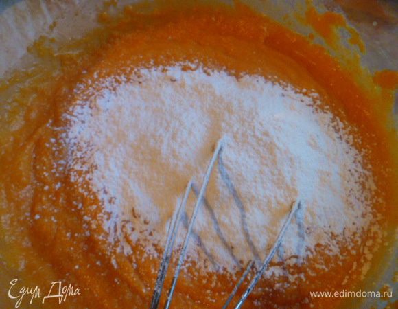 Добавить сахар и ванильный сахар по желанию, можно вообще не добавлять, так же как и ванильный сахар.
Можно добавить соль и специи по вкусу, тогда эти лепешки отлично подойдут к горячим блюдам. А можно добавить тертый сыр. Тыква с сыром отлично гармонирует, проверено. А еще можно с творогом... Тоже очень вкусно...
Но этот вариант больше всего нравится моей доченьке.
Вернемся к тесту. Дальше добавляем просеянную муку смешанную с содой, я просеиваю сразу в тесто.