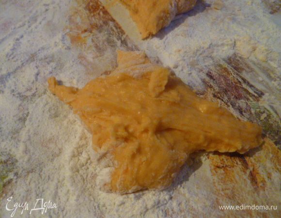 Но, когда ножом разрезаем на порции, то оно липкое. Я специально не добавляю больше муки, не люблю забитое тесто.
На стол я дополнительно насыпаю 0,5 стакана муки.