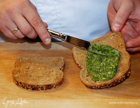 Хлеб подсушить в тостере или на сковороде без масла. На каждый ломтик хлеба намазать соус песто.
