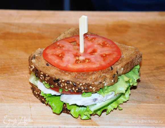 Закрываем вторым ломтиком хлеба. 