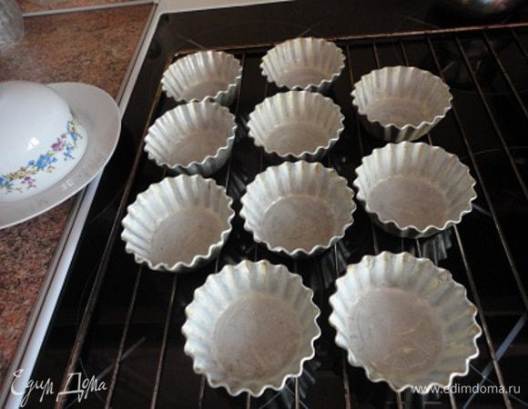Начнем с того, что смажем сливочным маслом формочки - у меня их десять, хватило как раз. 