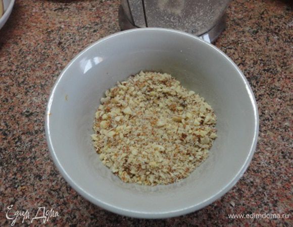 А вот миндаль в мелкую крошку, потому что он понадобится для посыпки.