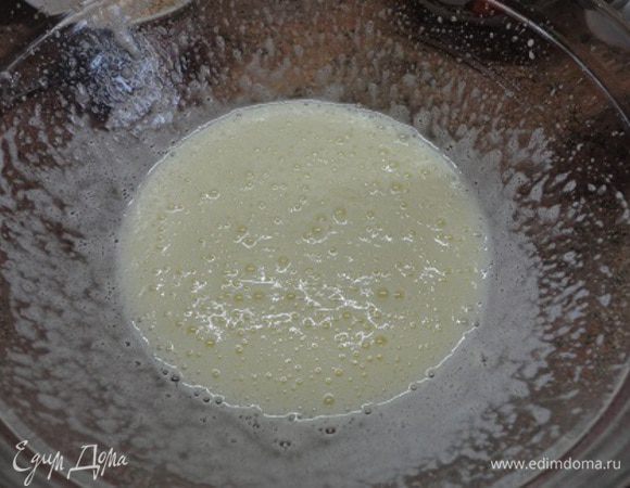 Яйца с сахаром взбить до белого, воздушного состояния. Влить масло и еще раз взбить. Затем добавить морковь, яблоки, кокосовую стружку, орехи и изюм и перемешайте венчиком миксера.