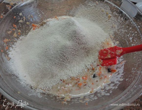 В эту жидкую смесь просейте смесь сухих ингредиентов и перемешайте.