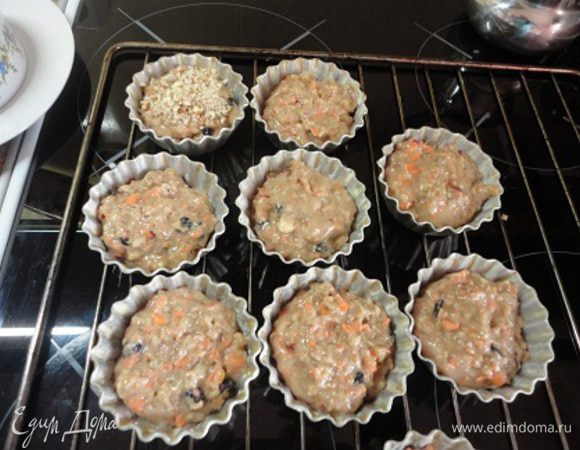 Раскладываем тесто по формочкам и посыпаем миндалем - как раз по чайной ложечке. Выпекаем 25 минут. Для верности можно проткнуть деревянной шпажкой.