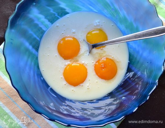 Для крема в миске смешать сгущенное молоко, желтки и свежевыжатый лимонный сок. Здесь хочу обратить ваше внимание, что количество лимонного сока зависит от ваших вкусовых предпочтений! В рецепте оригинале предлагалось взять сок 2 лимонов! Нам это показалось много. Поэтому в последующие два раза брала сок одного (сочного!) лимона... :)