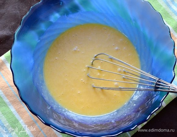 Перемешать все венчиком до однородности.