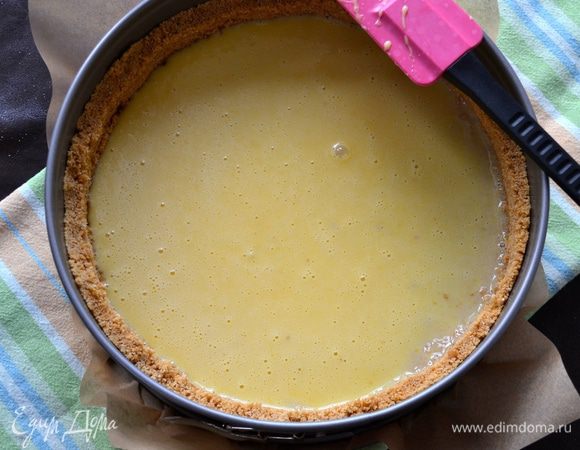 И просто перелить крем в подготовленную форму.