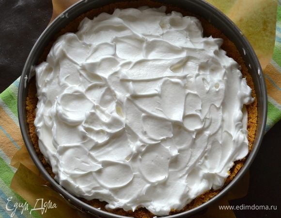 Выложить аккуратно получившуюся меренгу на крем и разровнять, помогая себе ложкой.