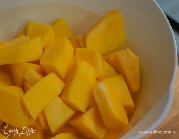 Почистите и нарежьте все овощи. Количество овощей в ингредиентах я указала "на глазок". Если нет цветной капусты, то я добавляю кабачок, но тогда нужно положить 1 некрупную картофелину, чтобы получилась нежная кремообразная структура. Если нет кабачка, то просто увеличиваю количество тыквы, добавляю еще 1 морковь и 1 картофелину.