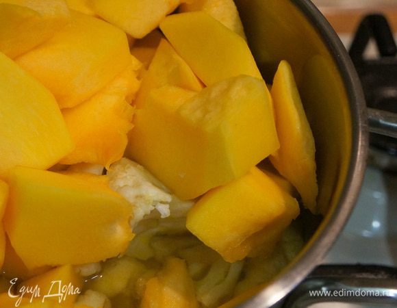 В кастрюлю с толстым дном влейте масло, добавьте кумин и смесь Карри. 
Вместо подсолнечного масло я часто использую домашнее топлёное масло - получается совершенно роскошный суп. Когда масло нагреется и специи начнут приятно пахнуть, добавьте порезанный лук и морковь, секунд 30 обжарить. Затем добавить все овощи порезанные на кубики и влить кипяток. У меня кастрюля 3 литра, доверху наполненная овощами. Кипятка я добавляю столько, чтобы овощи были скрыты не более, чем наполовину. Овощи скорее тушатся, чем варятся. Посолить. Накрыть крышкой и оставить тушиться на медленном огне до готовности (примерно минут 15-20).