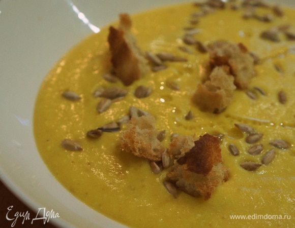 Когда овощи готовы, снимаю с огня, сливаю часть бульона в чашку, чтобы суп не получился слишком жидким. Добавляю порезанный кубиками сыр. Можно использовать плавленный. Мне нравится мягкий адыгейский сыр. В общем, дело вкуса и предпочтений :)

Взбить овощи с сыром при помощи погружного блендера до получения кремообразного пюре. Если суп покажется густым, добавьте бульон из чашки и снова взбейте. 

Вот лишь некоторые идеи, с чем можно подать такой суп: любые орешки, чипсы из лаваша, пармезан, тыквенные семечки, креветки.
Нам нравится с жаренными семечками и сухариками из лаваша. Сухарики делаю в духовке. Просто рву лаваш на небольшие кусочки и на несколько минут в духовку.

Приятного аппетита!