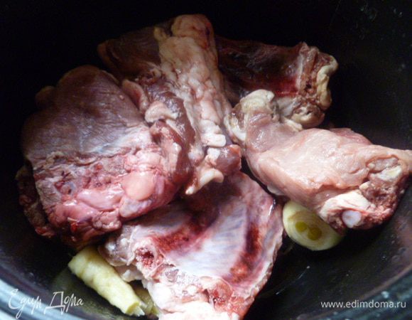 В чашу мультиварки кладем мясо.
Мясо можно брать как с костями, так и чистую мякоть. Любую часть.
На дно чаши я кладу очищенные коренья: лук, пастернак и корень петрушки.
Наливаем 0,5 мультистакана воды, слегка подсаливаем.
Включаем режим "Тушение", "Томление" или "Холодец" на 1,5 часа.. 
