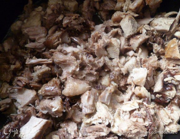 Порезать на мелкие кусочки и сложить обратно в чашу мультиварки.