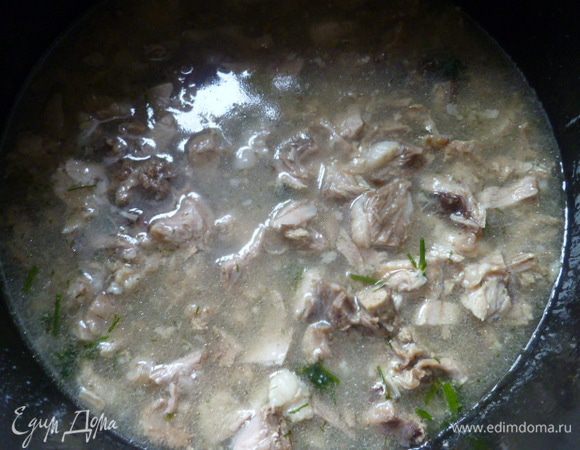 Мясной бульон должен покрывать мясо.
Если бульона мало, то долить горячей воды.
Теперь досолить по вкусу, добавить специи и мелко нарезанный укроп.
Желатин (у меня быстрорастворимый) заранее залить водой (около 0,5 стакана воды), дать набухнуть и добавить его в бульон.
Хорошо размешать.
Режим Томление, Тушение или Холодец на 50 минут.
А затем берем пластиковую 1,5 литровую бутылку, обрезаем горлышко и переливаем в нее получившийся бульон вместе с мясом.
Верх я закрываю пакетом и завязываю.
Дать полностью остыть и на ночь в холод.