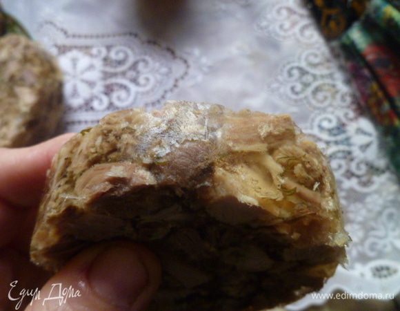 Здесь видно, что зельц плотный и очень хорошо держит форму.
Приятного аппетита!