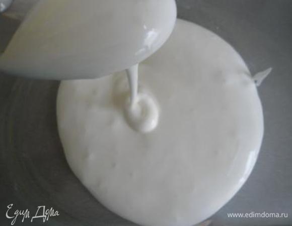 Духовку разогреть до 190 градусов.
Взбиваем яичный белок с сахаром (или пудрой) и щепоткой соли до мягких пиков.