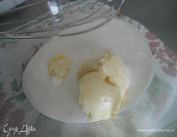 Добавляем размягченное сливочное масло(можно заменить маргарином). Еще немного взбиваем,несколько секунд.