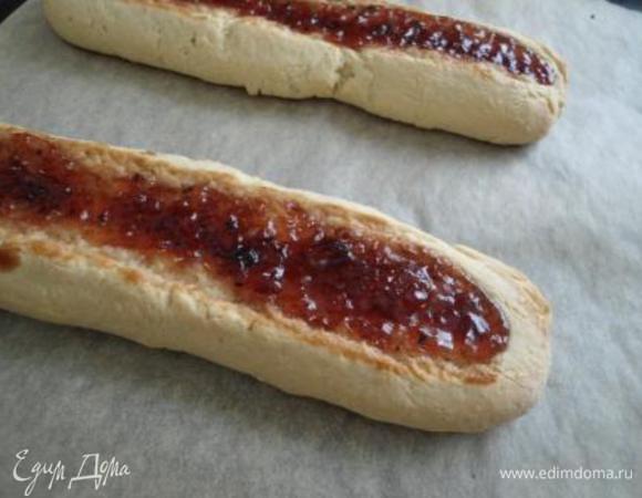 Готовые печенье достаем, пару минут остужаем и нарезаем на квадратики. Получается 10 штучек из данных ингредиентов.