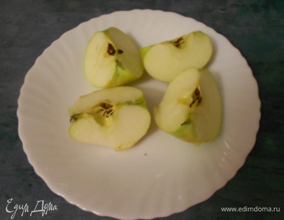 Яблоки помыть. Нарезать на восемь частей, очистить от косточек.