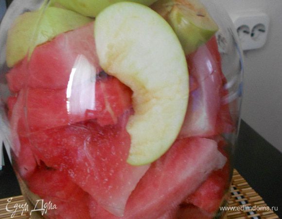 Арбуз положить в банку, сверху на арбуз положить яблоки.