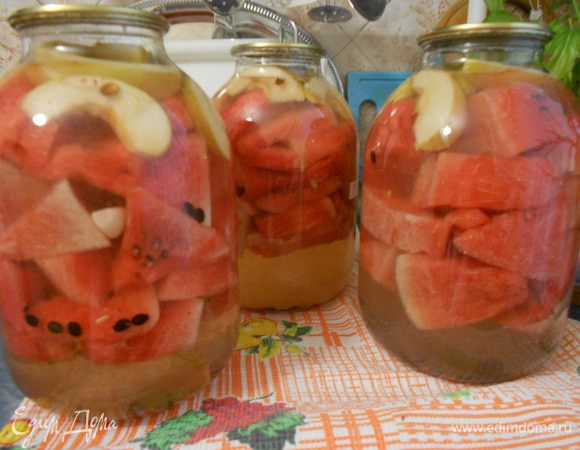 Приготовить маринад. Воду налить в кастрюлю, дать закипеть, положить соль.
Соль в воде должна растворится. Маринад налить в банку с арбузом. Укупорить крышкой. Приятного аппетита.