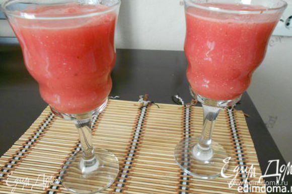 Из арбуза можно приготовить арбузный коктейль. http://www.edimdoma.ru/retsepty/75741-arbuznyy-kokteyl