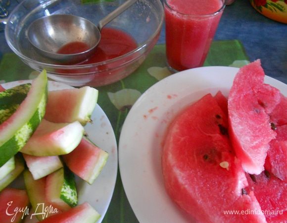 Арбуз очистить от кожуры. Из арбузной мякоти приготовить арбузный сок. Филе арбуза положите в миску, блендером приготовьте сок. 
Готовый сок процедите через сито.