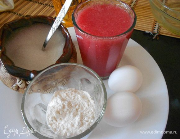 Для блинчиков на арбузном соке, необходимо. Сок арбуза, 2 яйца, 0,5 стакана муки, две столовые ложки сахара.