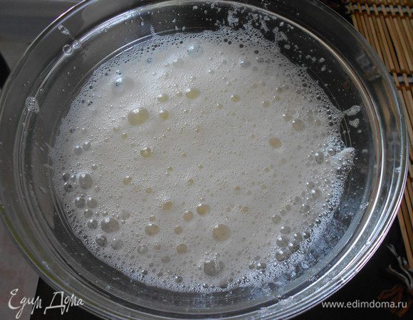 Белки взбить до устойчивой белой массы. 