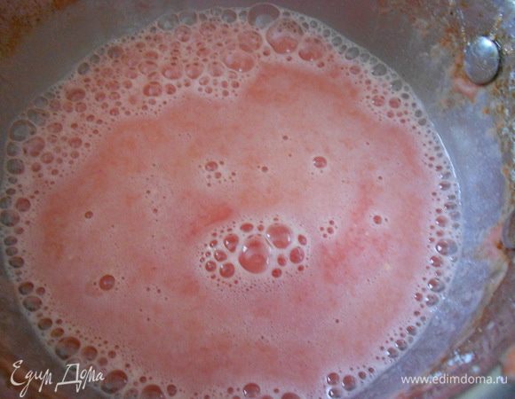 Добавить арбузный сок, муку. Чтобы тесто получилось однородным, добавить муку, затем половину сока. Взбить миксером. Тесто получится густым, как сметана. Добавить вторую половину арбузного сока, взбить миксером. Тесто получится однородным, без комочков.