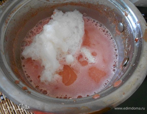 Добавить взбитые белки в блинное тесто, столовую растительного масла. Перемешать.