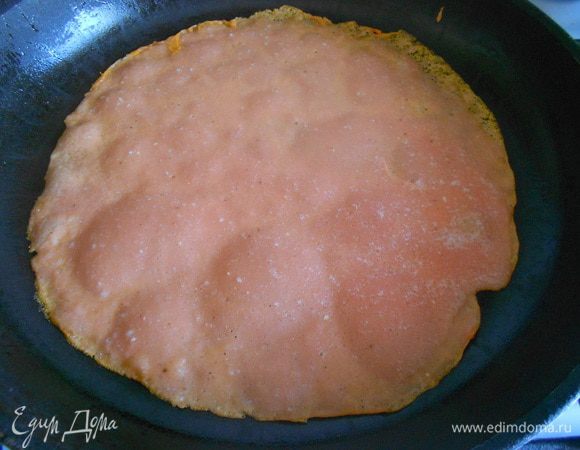 Жарить на горячей сковороде с антипригарным покрытием.