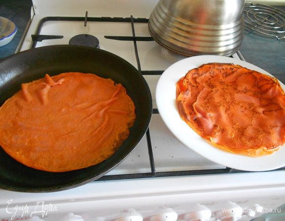 Блинчики сразу обжарить с двух сторон.
Они получатся нежные, розового цвета.