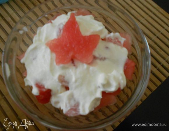 Из арбузного сока можно приготовить десерт "Ванильный арбуз".
Авторское блюдо julika http://www.edimdoma.ru/retsepty/75600-vanilnyy-arbuz
Я готовила этот десерт, получился вкусно. Вы приготовите блюдо, вам понравится. Получится вкусно.