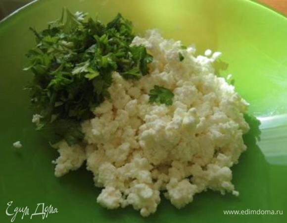 Пока делаем начинки. 
1. Морковь натереть на мелкой терке. 
2. Творог растереть с солью и порезанной петрушкой.