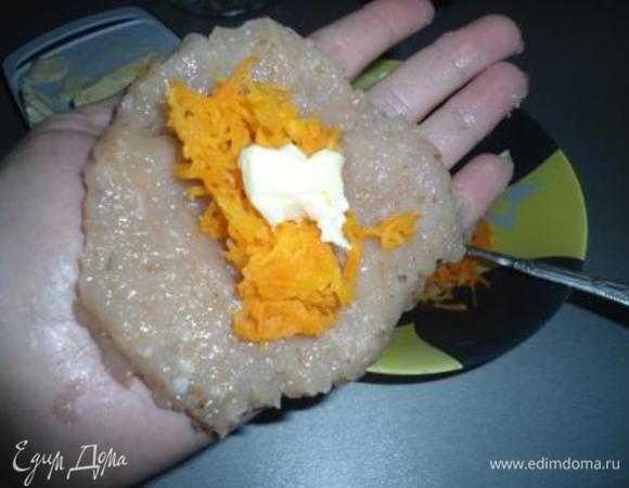 Делаем наши котлетки. Берем кусочек фарша, делаем лепешку, выкладываем начинку и кусочек сливочного масла, заделываем начинку вовнутрь.