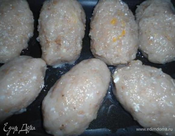 На противень наливаем растительное масло и 2 ст. л. воды и выкладываем наши котлетки. И ставим в духовку на 25 минут.