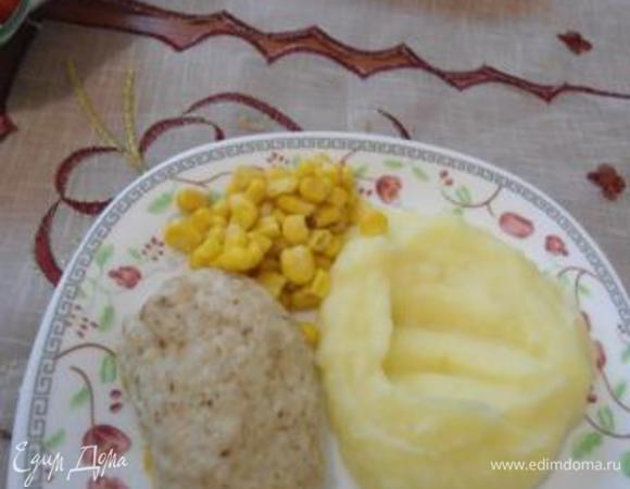 Подаем с вашим любимым гарниром. У моих деток это пюре картофельное)))
Детки называют такие котлетки "с сюрпризом". Кстати, как вариант делаю с половинкой отварного яйца или маленьким перепелиным!