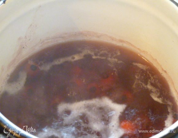 Ставим на огонь, доводим до кипения, варим на медленном огне до мягкости ягод. Не забываем снимать пенку.
Если ягоды у вас мягкие, переспевшие, то этот шаг можно пропустить.