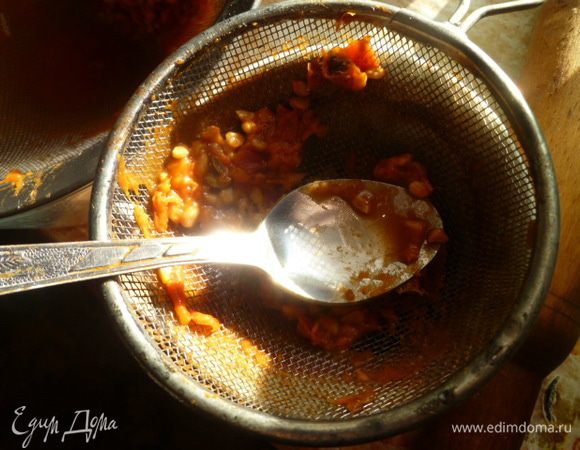 А теперь нужно протереть жмых от косточек и шкурки.
Я протираю по 1 ст. л. через небольшое сито.