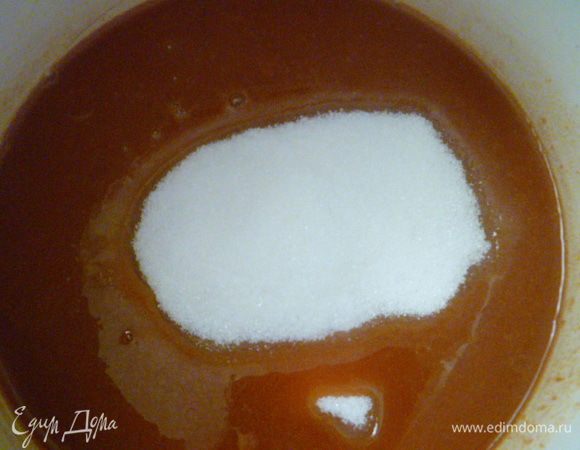 Добавляю сахар и на небольшом огне увариваю до густоты.