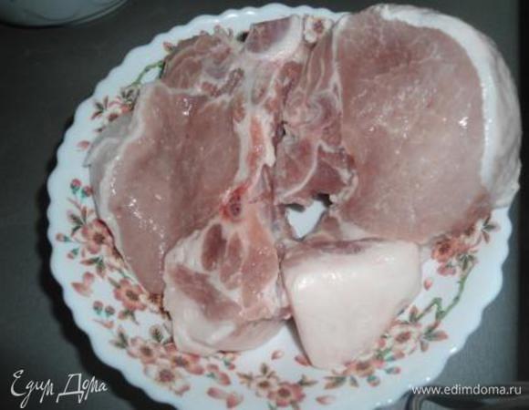 Духовку разогреть до 220 градусов.
Свиной антрекот промыть и слегка отбить.