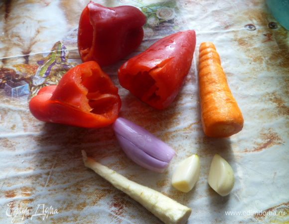 Рецепт рассчитан на 0,5 л баночку. Перец очистить от сердцевины, промыть, наколоть вилкой. Овощи очистить.