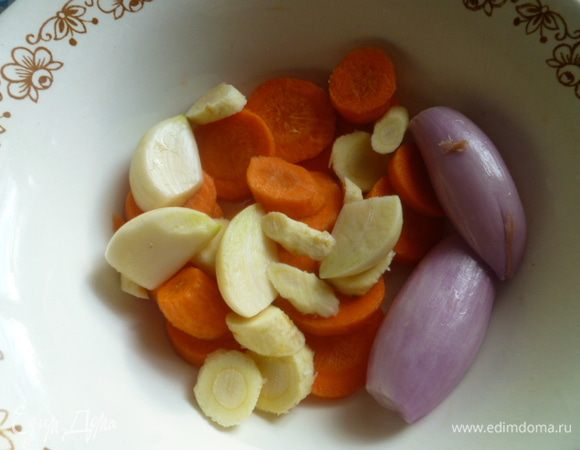 Пастернак, морковь нарезать на кружочки. Чеснок нарезать на дольки.