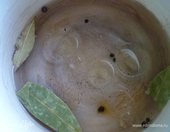 Готовим маринад. В кастрюлю наливаем воду и уксус, добавляем специи и растительное масло. Доводим до кипения.