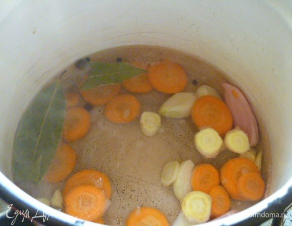 Добавляем овощи и варим 3 минуты, затем добавляем перец и варим еще 5 минут.