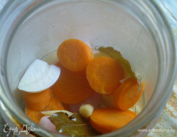 Выбираем овощи и половину кладем в стерилизованную банку.