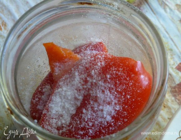 Укладываем перец в банку, насыпаем соль, по бокам укладываем остальные специи.