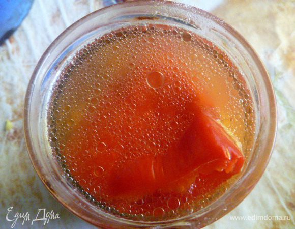 Заливаем горячим маринадом и закатываем.
Оставить до полного остывания.